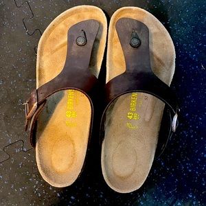 Birkenstock Gizeh Dark Brown Leather Sandal, Size 42